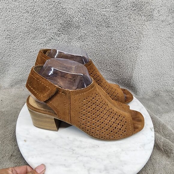 Vintage 7 Eight Womens Size 8 Lenora Brown Perforated Suede Heeled Sandals *GUC* - Picture 4 of 13